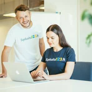 Vīrietis un sieviete, kas valkā T-kreklus ar tekstu "Sąskaita123.lt", atrodas biroja vidē. Sieviete sēž pie rakstāmgalda un strādā pie klēpjdatora, bet vīrietis stāv viņai blakus un smaida kamerā.